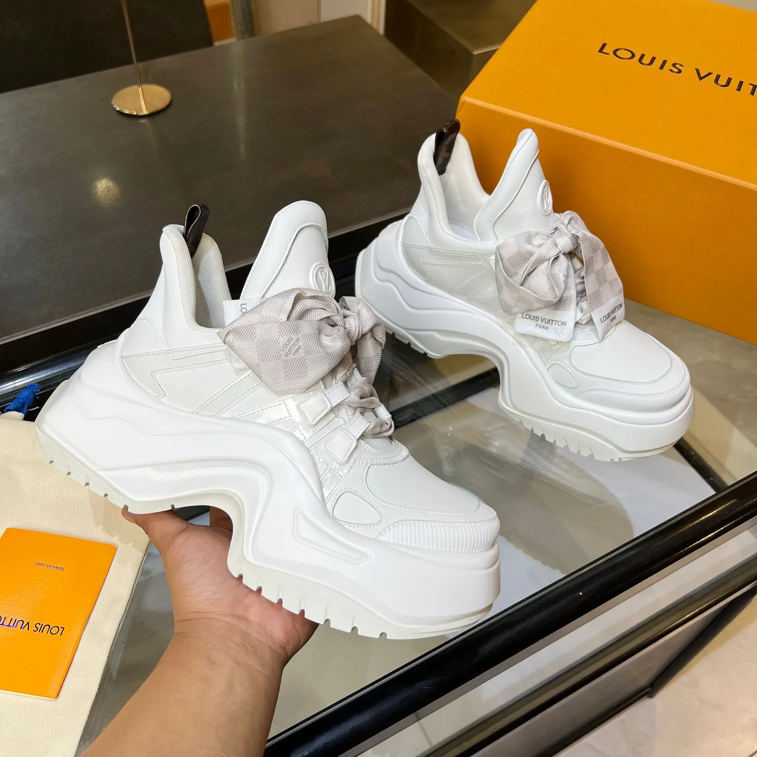 👟👟Ex-factory price 760👟👟 Nicolas Ghesquieye once again refined the design essence of LVArchlight sneakers to create LVArchlight2.0 platfrm sneakers. The combination of multiple technical materials, the wide outsole and the exaggerated tongue highlight the series' recognition, and the latter is marked with the LVCirCle logo 35-41